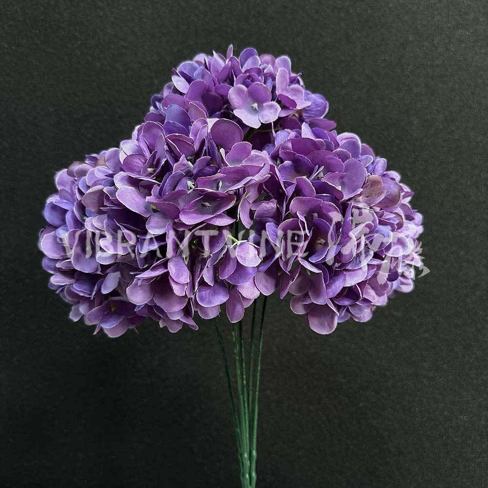Ramo de hortensias de color morado oscuro