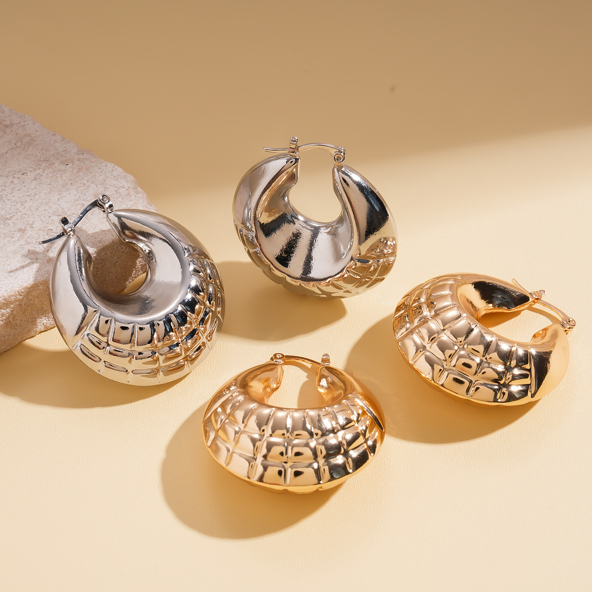 Europa y los Estados Unidos retro metal geometría hueco pernos de orejas redondos de patrón de moda personalidad simple nicho de alta calidad pendientes