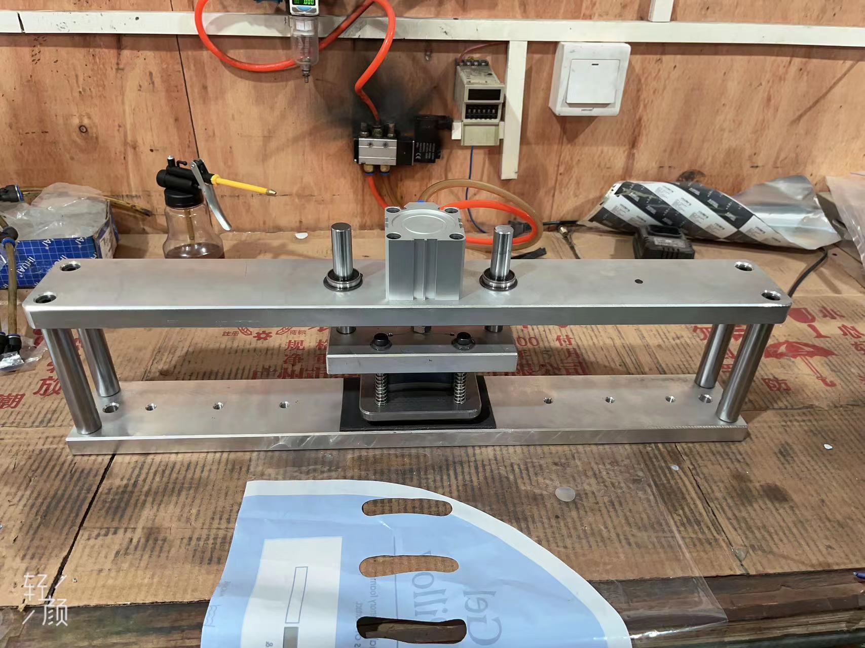 广东玖安模具供应手提袋双直线刀叉龙门架气动冲孔模具