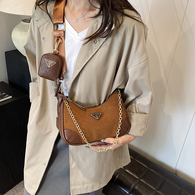 Bolso de cuero suave retro nuevo estilo transfronterizo para mujer 2024 nuevo bolso de media luna esmerilado cadena de sentido premium mensajero de un solo hombro
