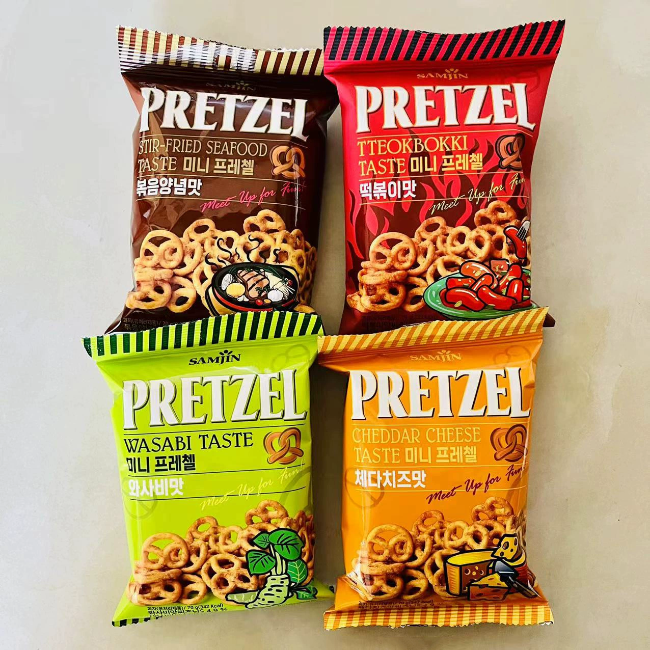 Снеки SAMJIN Три в одном: кондитерское изделие «Бабочка» с морепродуктами, сыром, рисовыми лепешками и вкусом васаби, витые печенья, 70 г, импортные снеки