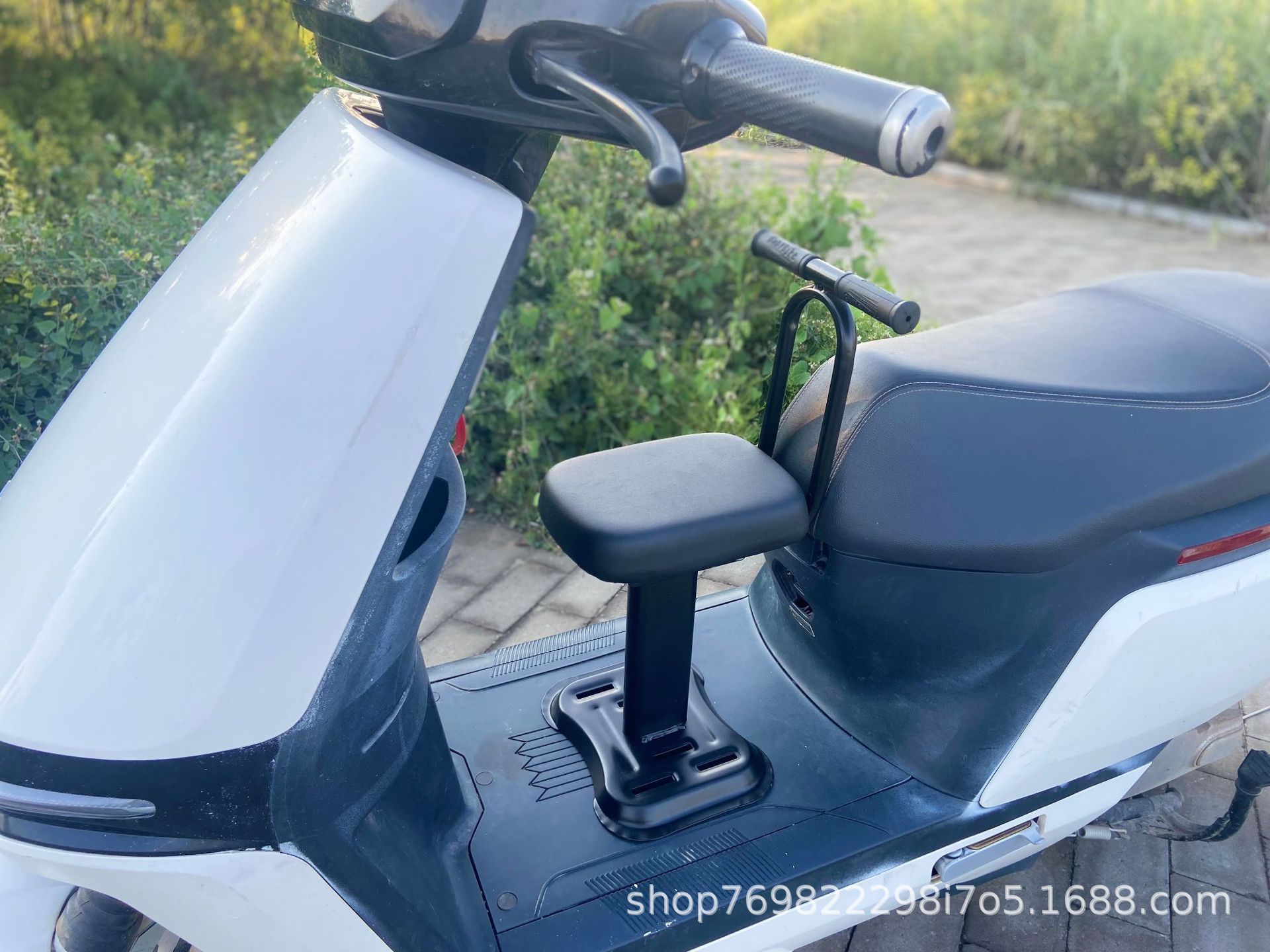Electric vehicle child seat, adjustable front-mounted safety seat for electric scooters, child scooter baby seat