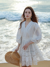 白色灯笼袖V领连衣裙 夏季新款刺绣镂空长袖减龄显瘦小白裙女f976
