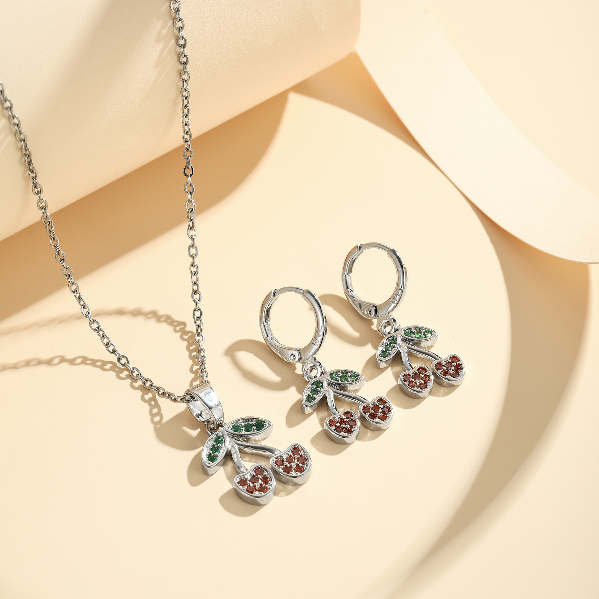 Nueva moda cobre dorado pendientes collares colgante cadena de clavícula fruta de cereza temperamento conjunto de joyas al por mayor