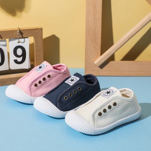 Children's canvas shoes, white sneakers, Korean style casual soft soles, magic sticker for girls and boys, one-pull indoor shoes for kindergarten