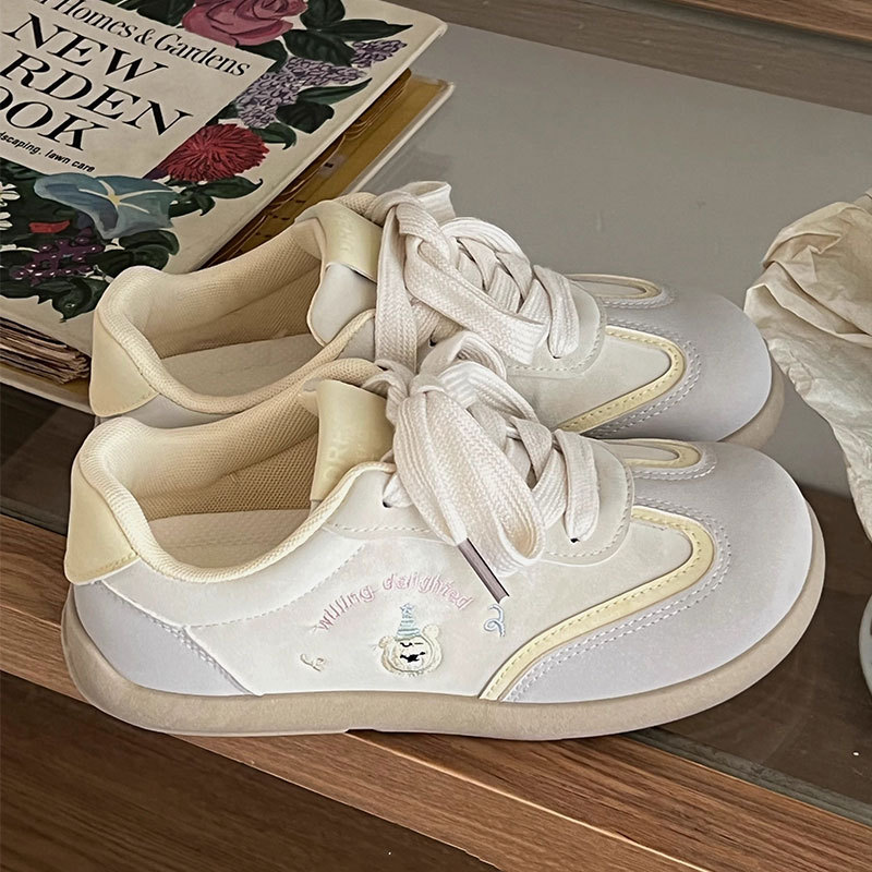 Zapatos chic, zapatos blancos de suela gruesa para estudiantes, zapatos de entrenamiento alemán retro para mujeres, primavera y otoño de 2025, nuevas zapatillas de deporte de todo fósforo para mujeres
