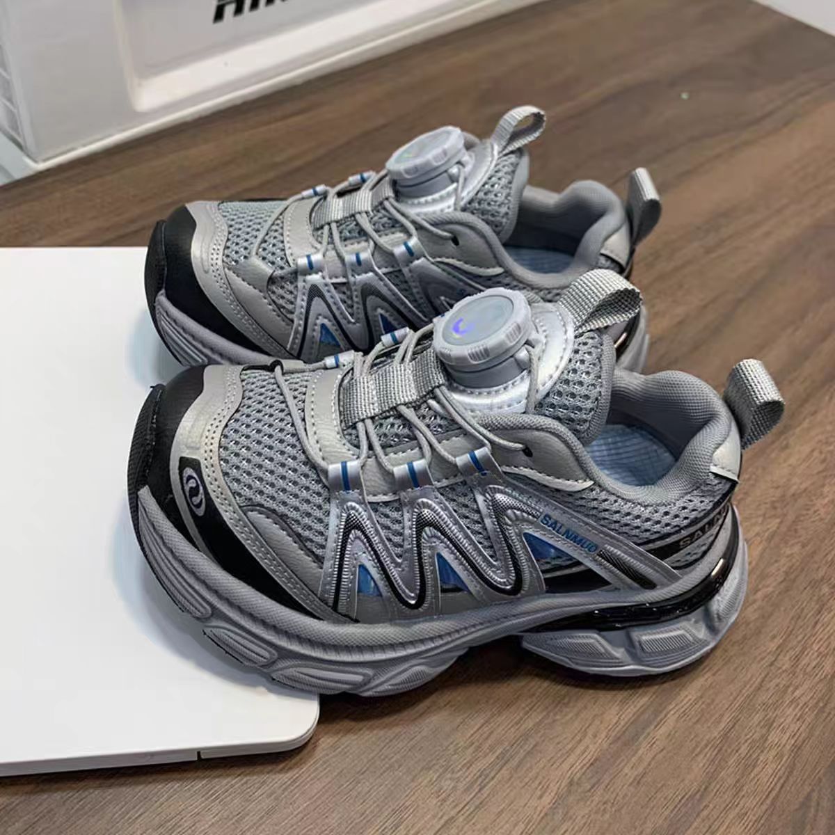 Zapatos deportivos de niñas 2026 primavera nuevos zapatos de papá para niños zapatos casuales de red para niños grandes tendencia de zapatos de carrera