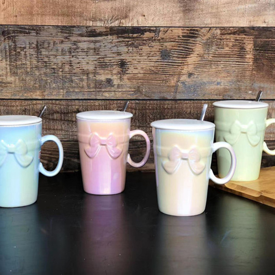 Luz y lujo brillante relieve arco taza con cubierta cuchara taza de cerámica