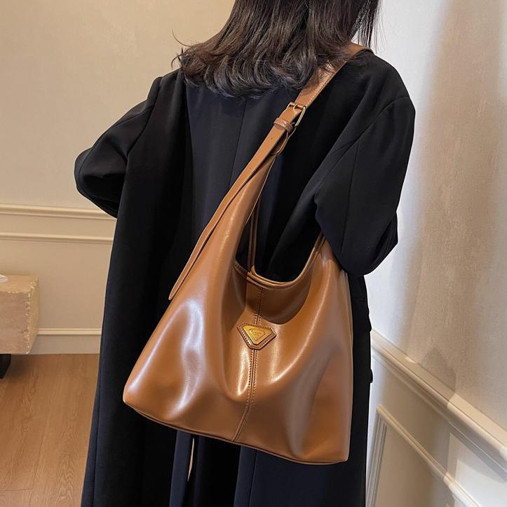 Bolsa de cuero suave universal de gran capacidad para mujeres 2024 nuevo bolso de hombro axilar simple de viaje universal bolsa de mano