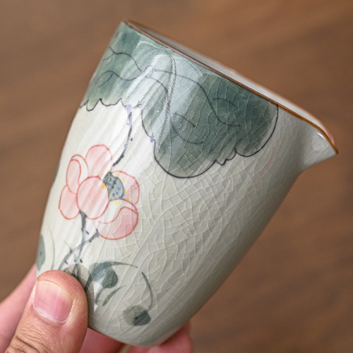 Large underglaze hand-painted Ge Kiln fair cup ice crack glaze ceramic male cup tea sea tea divider Kung Fu tea set accessories