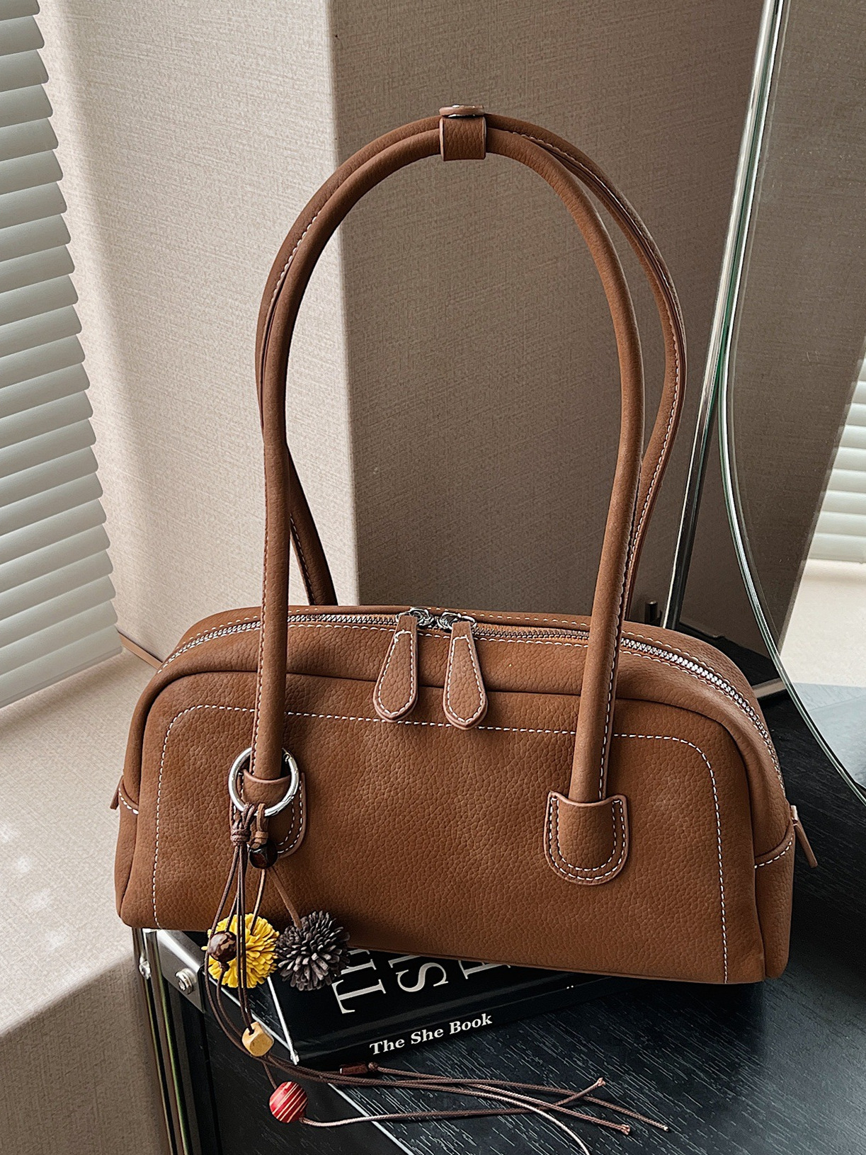 Bolso de peluche retro de Boston bolso de mujer 2025 nuevo estilo de transporte universal bolso de hombro de brazo bolso de moda