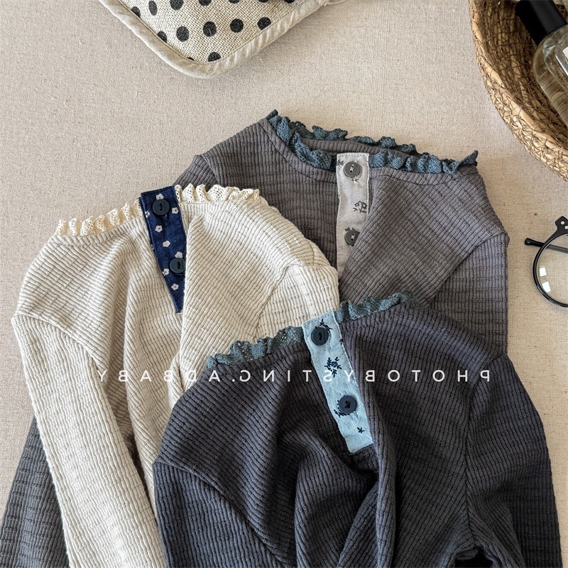 春と秋の女の子の子供服のtシャツの赤ちゃんの洋気の子供の個性の潮の韓国版の森系は色のレースの襟ネットの赤い底のシャツをつづり合わせます。