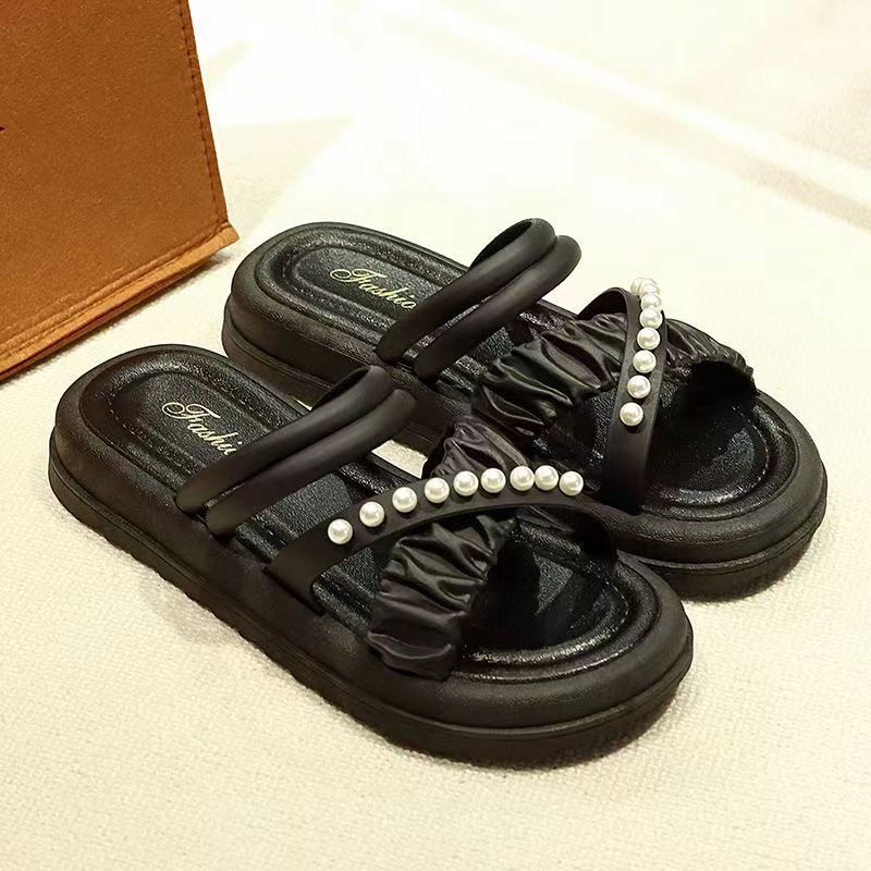 Las nuevas perlas usan zapatillas de suela gruesa y las mujeres usan pequeñas fragancias de moda fuera, con la versión coreana de las zapatillas frías rojas de Internet en verano.