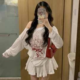 甜辣妹涂鸦印花白色斜露肩长袖罩衫t恤女夏季设计感小众抽绳上衣