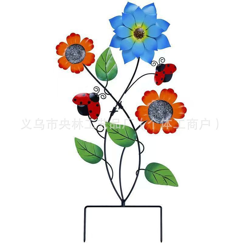 国境を越えた庭園の花、バラ、四つ葉の草、金属製の鉄工品の壁飾り、吊り下げ飾り、庭の地面に飾る置物|undefined