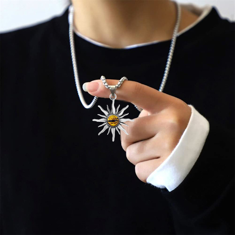Collana con ciondolo a forma di dio del sole e occhio magico, in acciaio al titanio di alta qualità, per uomo, in vendita all'estero_voghion.com