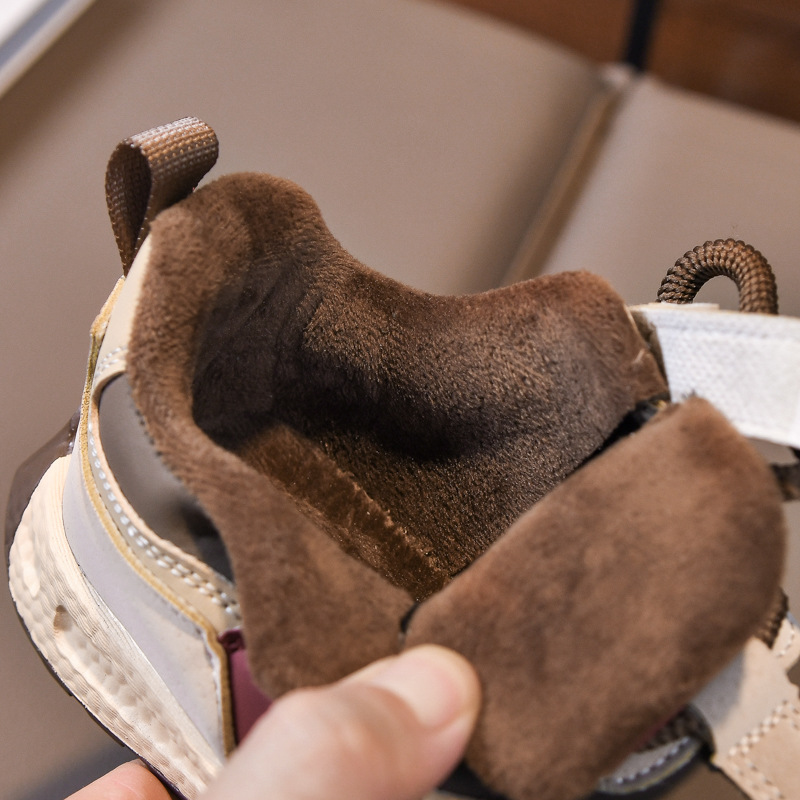 Hombres y mujeres zapatos para niños de mediano tamaño 2025, otoño y invierno, nuevos zapatos para niños con terciopelo cálido, casuales y deportivos ligeros para padres.
