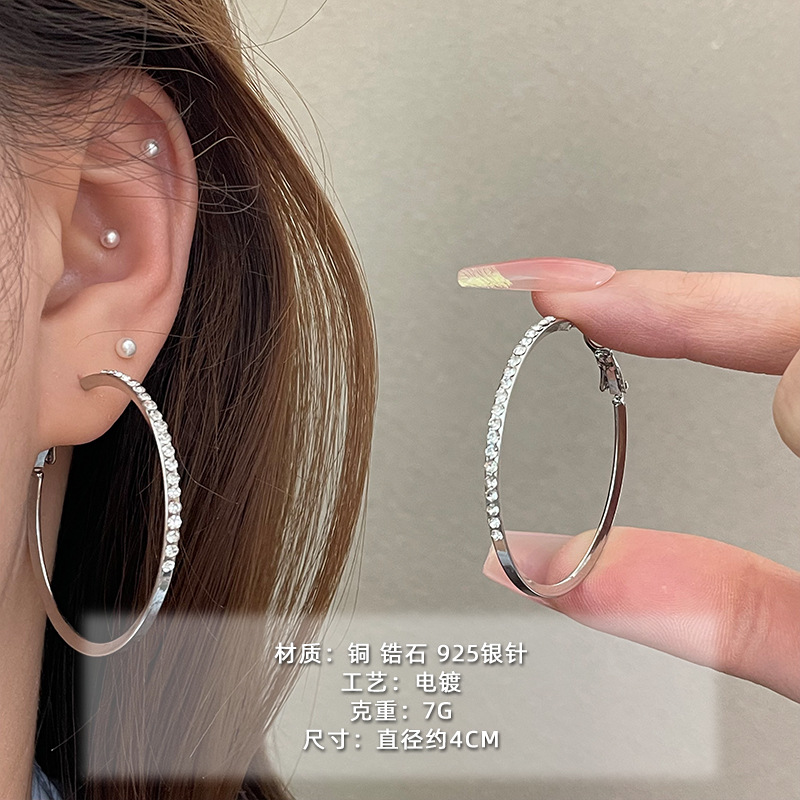 2025 nuevo estilo verano de moda anillo plateado círculo negro círculo fino temperamento europeo y americano aretes dorados de todo fósforo