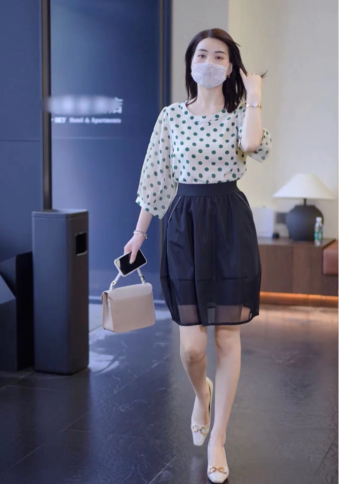 The new summer round-neck polka dot stylish and youthful chic top for women. The new summer design is a loose half-sleeved shirt pic 3