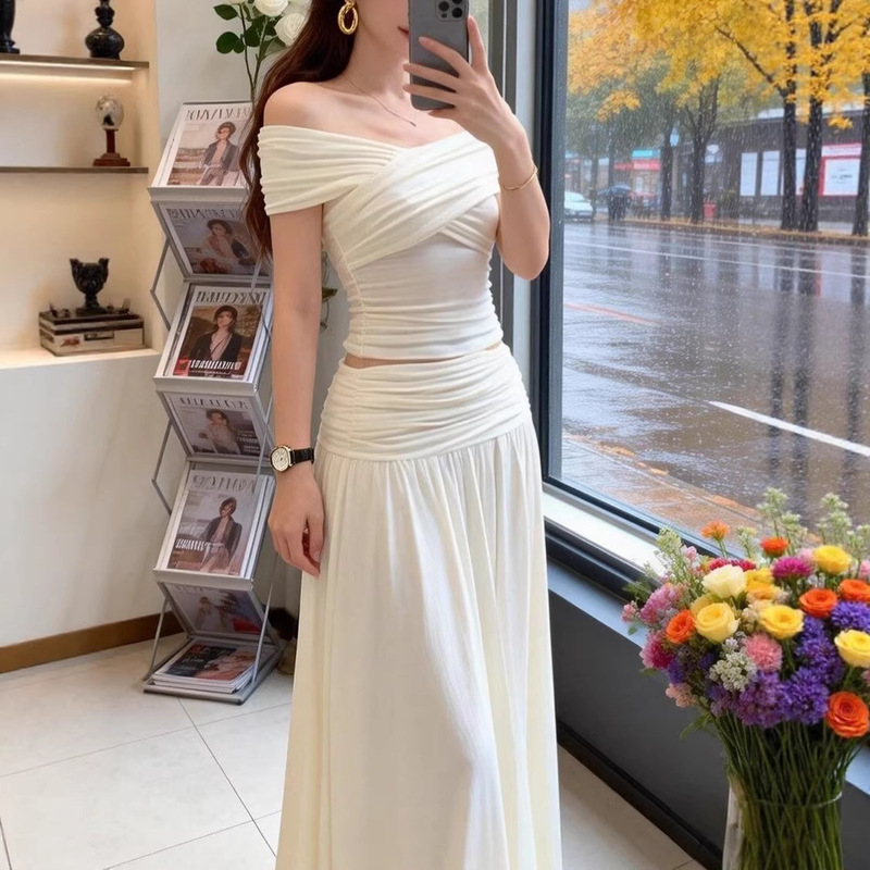 French-Style Slim-Fit One-Shoulder Knitted Top and Skirt Set for Women, Stylish and Elegant Long Skirt Two-Piece Set for Summer French-Style Slim-Fit One-Shoulder Knitted Top and Skirt Set for Women, Stylish and Elegant Long Skirt Two-Piece Set for Summer