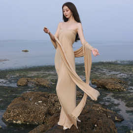 新疆沙漠旅游度假裙飘带一字领抹胸连衣裙女氛围感海边度假沙滩裙