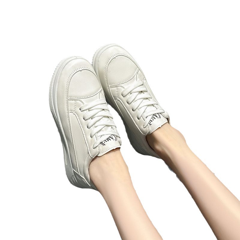 El nuevo valor de la cara de la red super ligera de talón bajo de talón medio de la edición de los estudiantes correa de zapatos de tablero de mujeres pequeños zapatos blancos de suela suave de moda