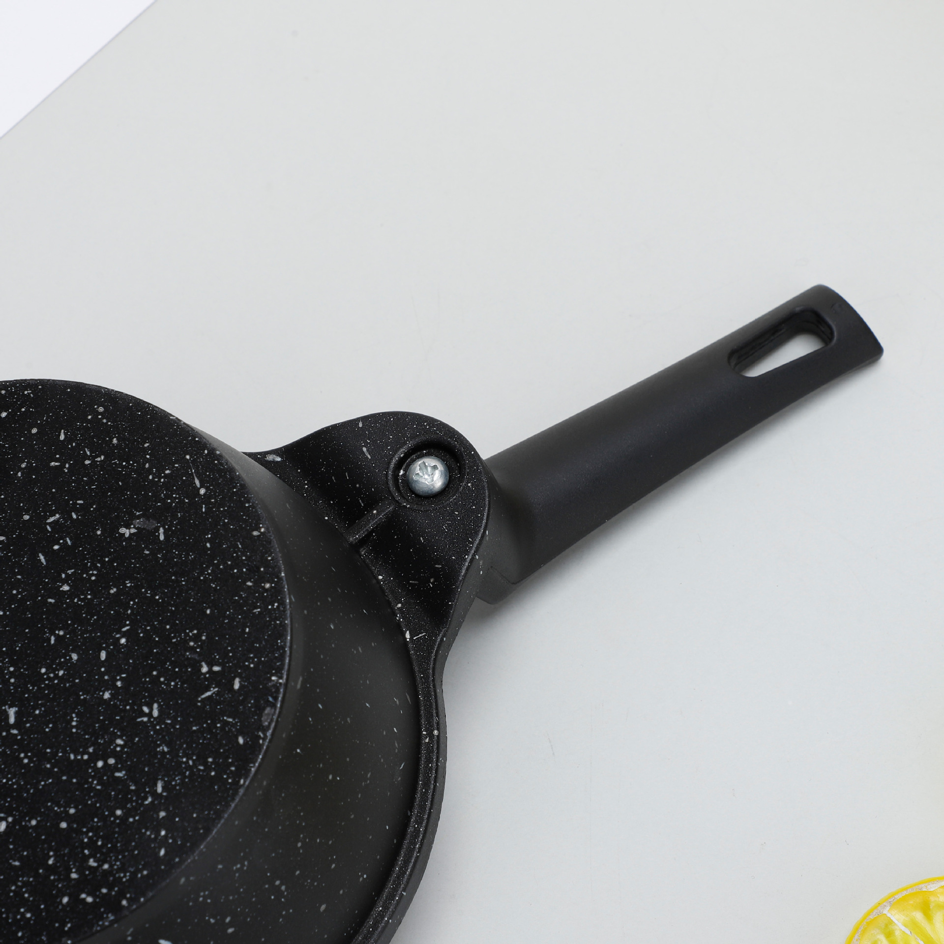 Nuevo tipo de aceite caliente de cocina de grano mini artefacto de aceite de arroz rociante de piedra de arroz de grano especial de cocina de grano de grano de mango de madera