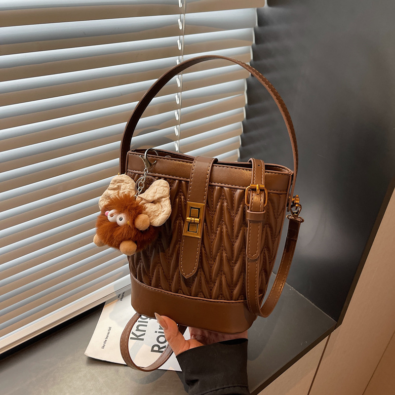 Bolsa de cubo francesa Xiaozhongling, mujer otoño-invierno 2025, nuevo bolso de teléfono móvil, bolso de hombro exterior