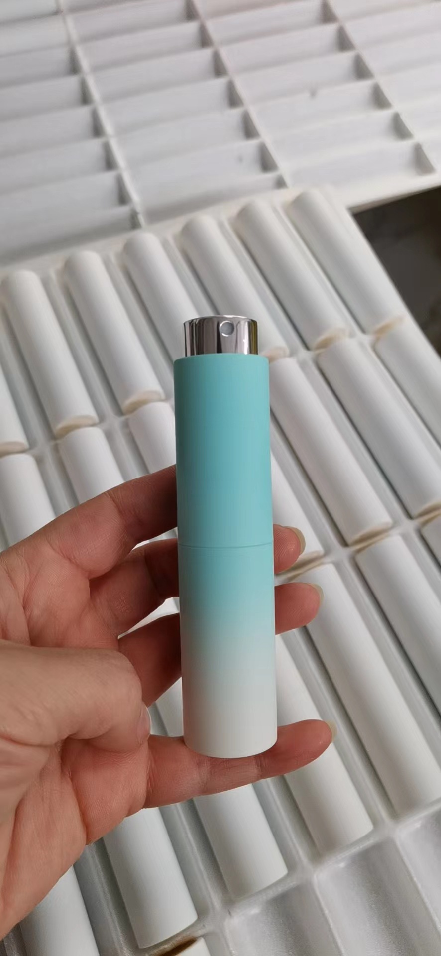 Fabricantes de botellas de perfume recargables telescópicas giratorias de 8 ml con pintura táctil y de color degradado, botellas de spray bucal, etc., en stock, entrega inmediata.