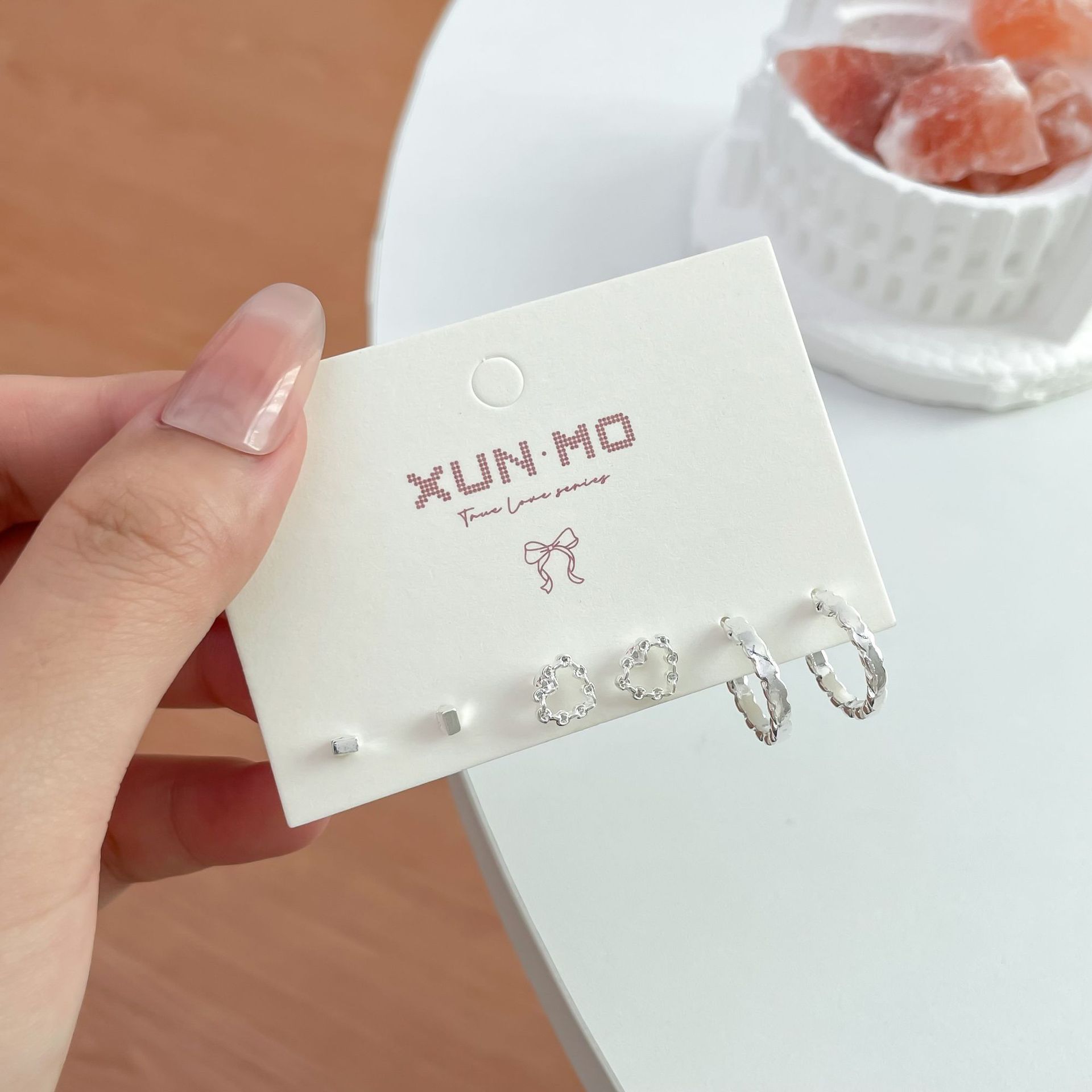 Juego de pendientes de aguja plateados, sencillos y compactos para mujer, pendientes geométricos en forma de corazón, bonitos, dulces y versátiles, venta al por mayor para puestos de mercado