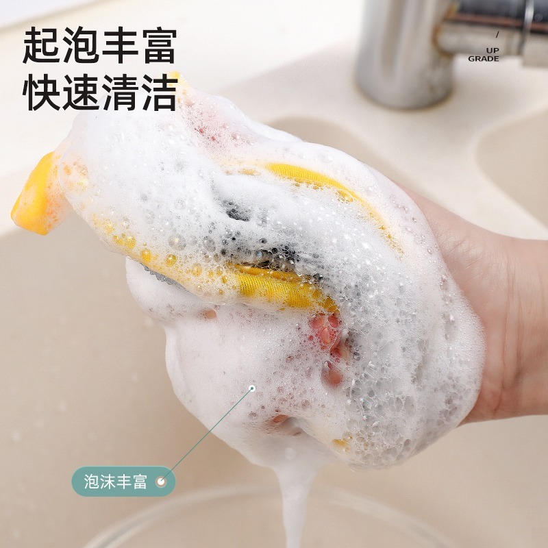 食器を洗うスポンジの台所は油をつけないで鍋の神器をブラシします。|undefined
