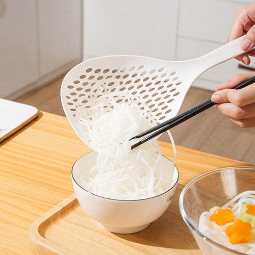 Japanese large colander, kitchen long-handled plastic noodle spoon, household hot pot dumpling draining filter soup spoon for delivery