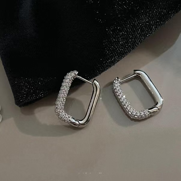 Temperamento y moda, hebilla de oreja ovalada con incrustaciones de diamantes brillantes, diseño de nicho, joyería de oreja rectangular geométrica simple y exquisita