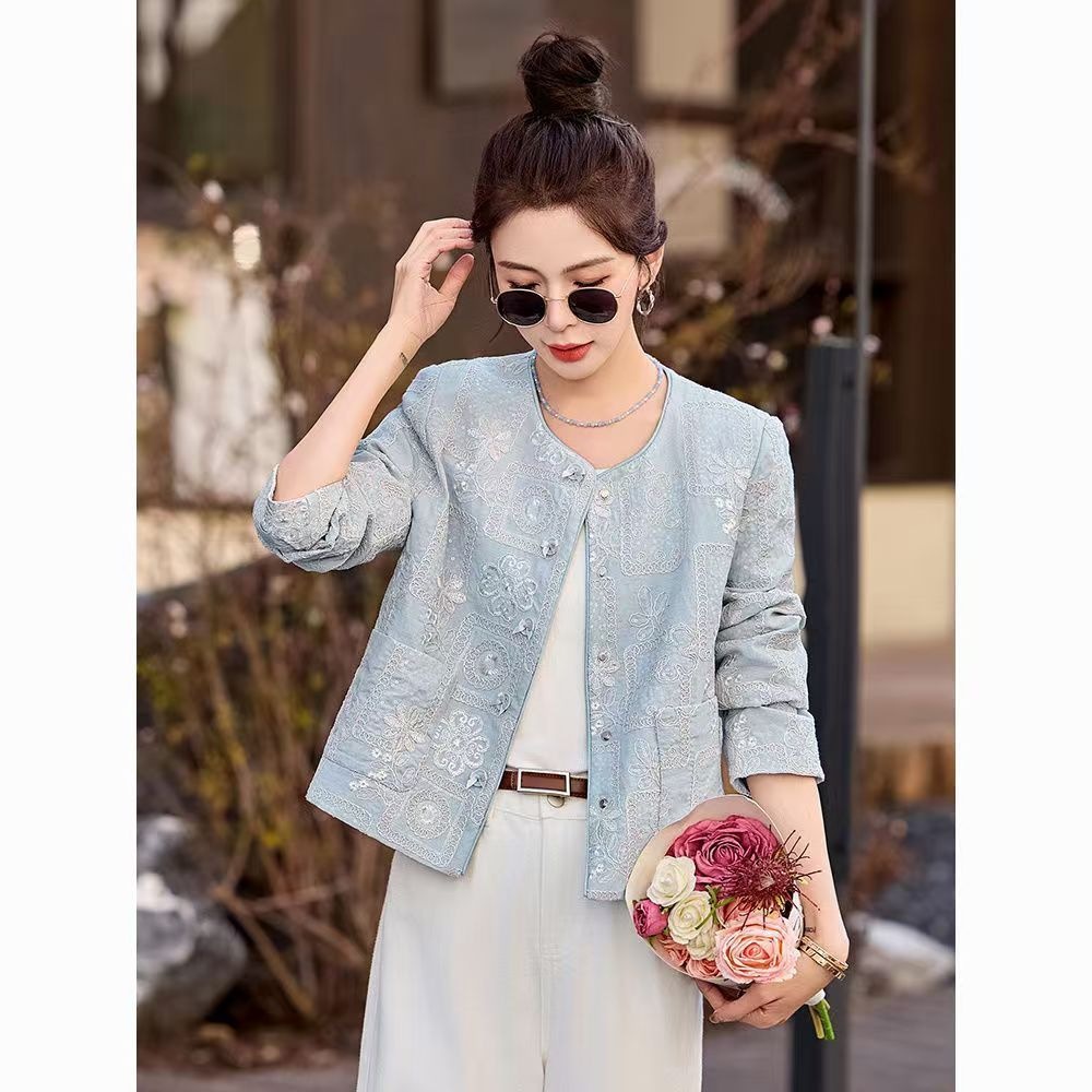 New Chinese style short jacket for women, 2026 spring new style, high-end Chanel-style Tang suit with heavy embroidery.