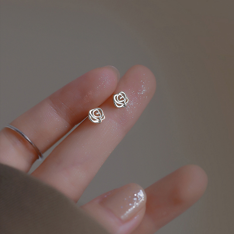 Pendientes de aro lisos para mujer, lujo ligero, pendientes de alta gama, pendientes populares, aretes de diseño exclusivo, aretes de otoño e invierno al por mayor