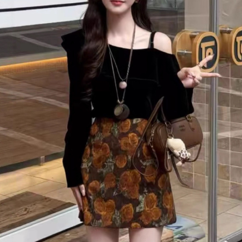 时尚设计感斜肩长袖荷叶边丝绒上衣女2025新款露肩打底衫T恤套装|undefined