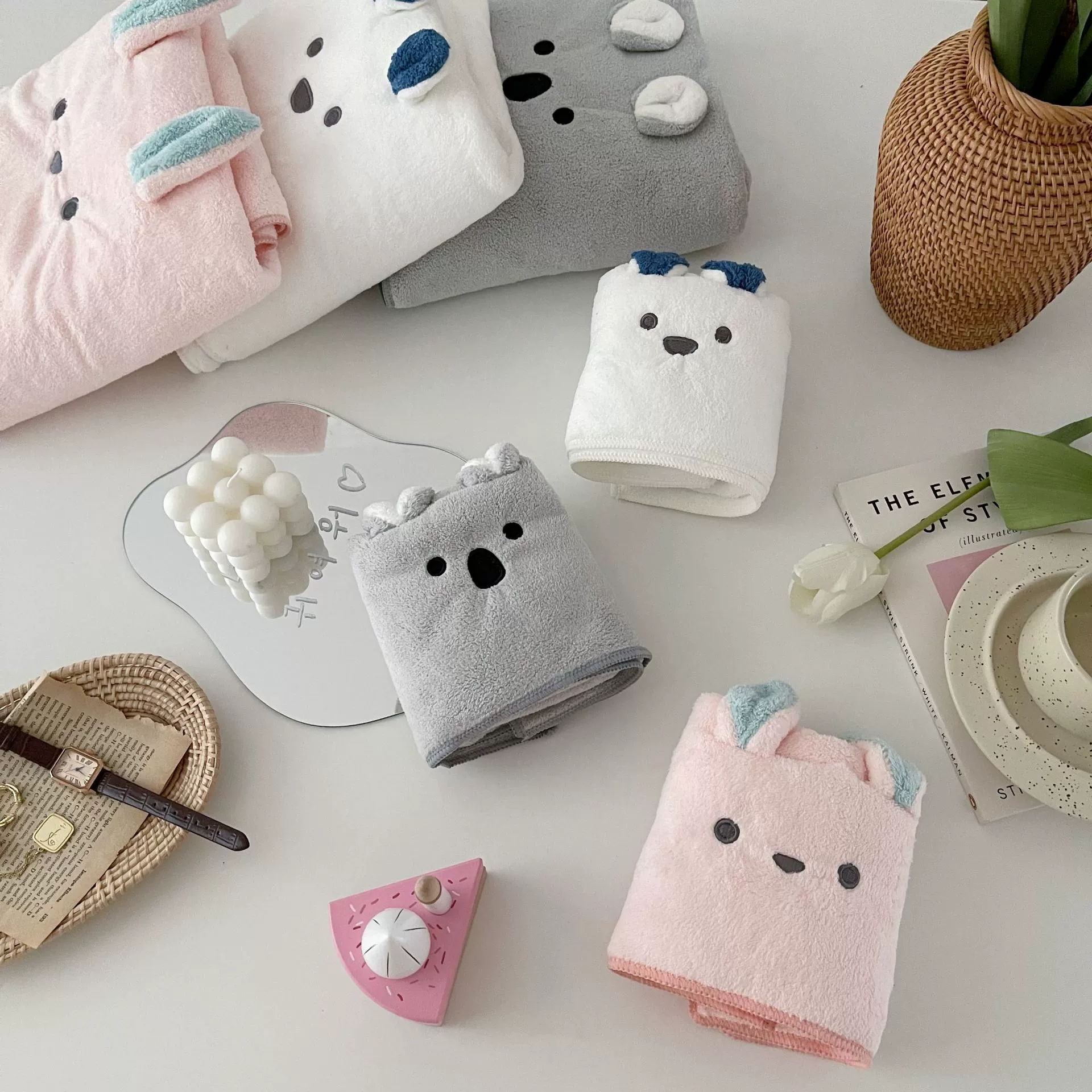 Оптовый набор из двух полотенец CarariZooie: махровое полотенце для ванной с мультяшным кроликом и полотенце из кораллового флиса