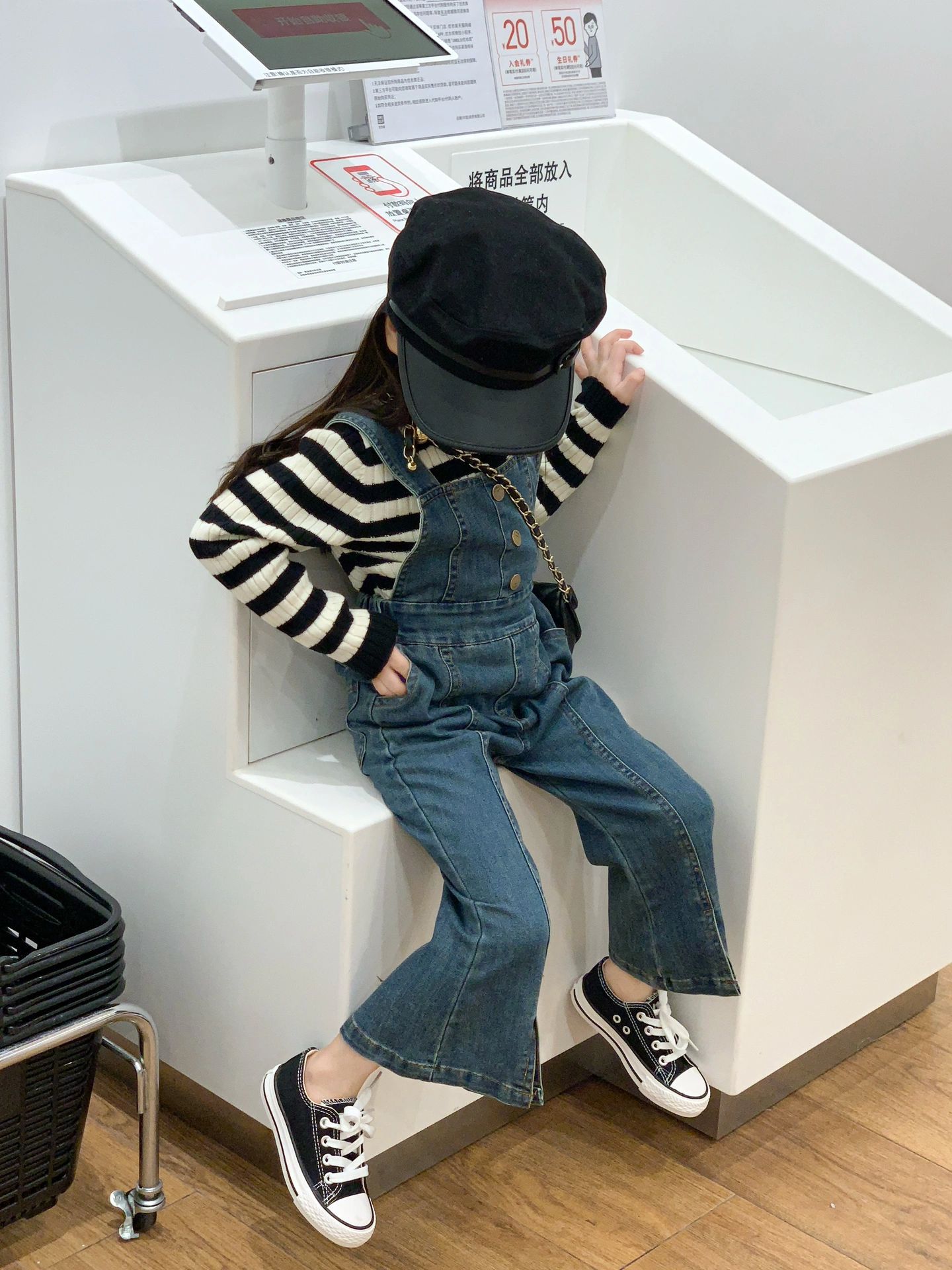 韩版童装2023秋季新款女童条纹针织开衫时髦复古牛仔背带裤子套装