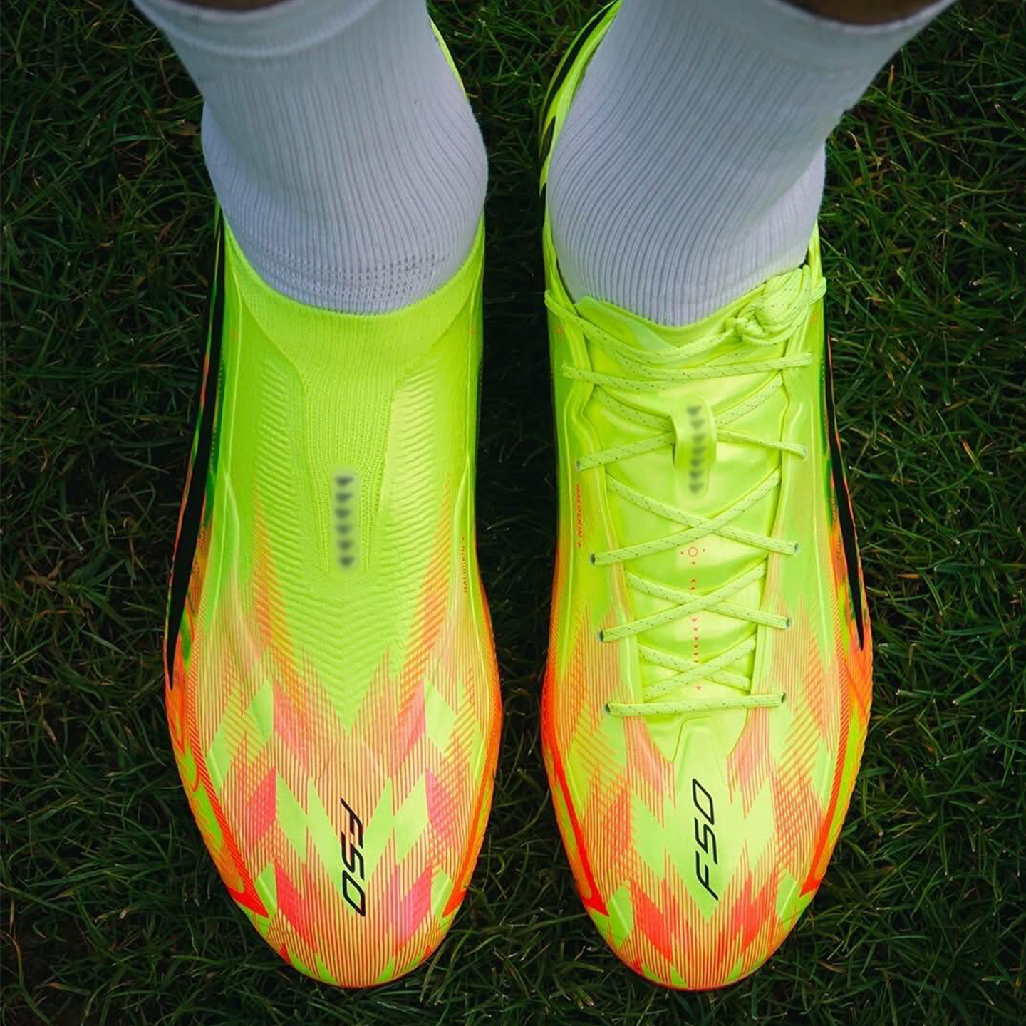 F50 zapatos de fútbol masculinos FG clavos voladores plumas luz zapatos de entrenamiento transpirables sin cordones césped natural artificial Copa del Mundo image 2