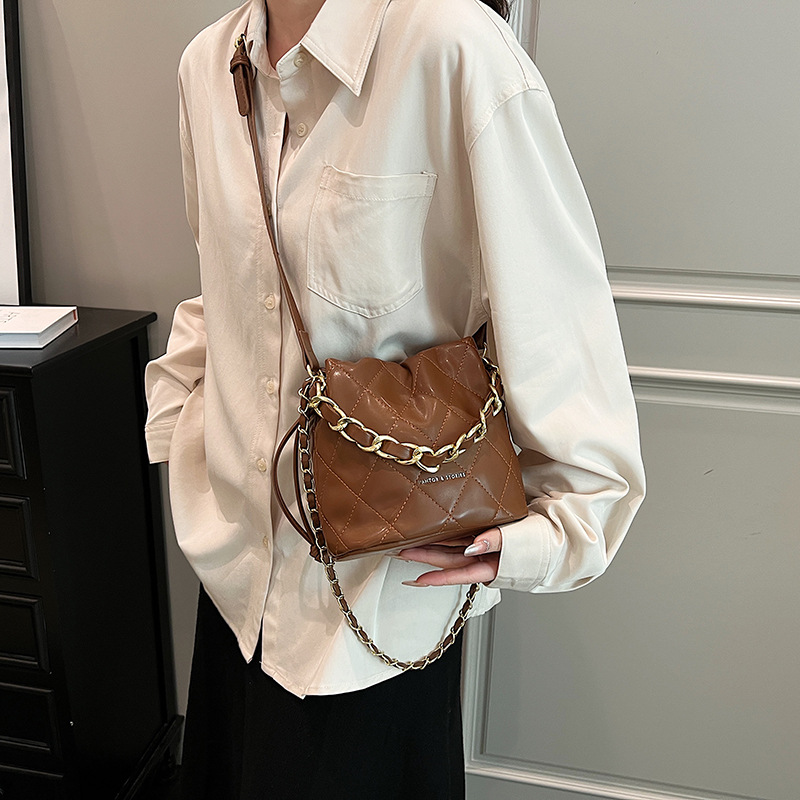Bolso de las mujeres 2024 primavera nueva cadena de diamantes bolso de cubo portátil estilo Chanel textura de alto grado bolsa de mensajero del hombro