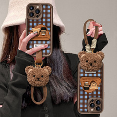 适用苹果16promax手机壳iphone13格子小熊支架挂绳15硅胶小羊皮14