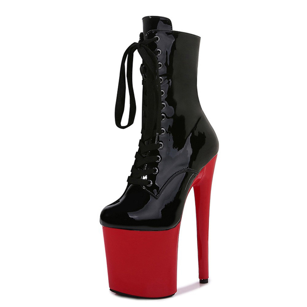 15. 빨간색 배경과 검은 얼굴