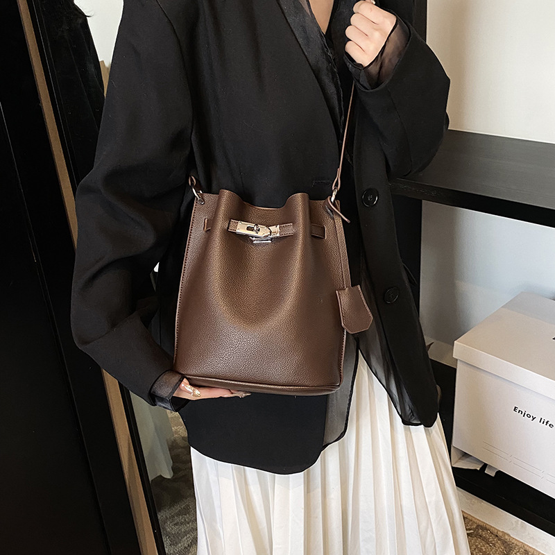 Bolsa de balde de invierno para mujeres, nuevo tipo de bolso de transporte público, bolso retro de hombro único, bolso de brazo de alta calidad, bolso de mujer casual