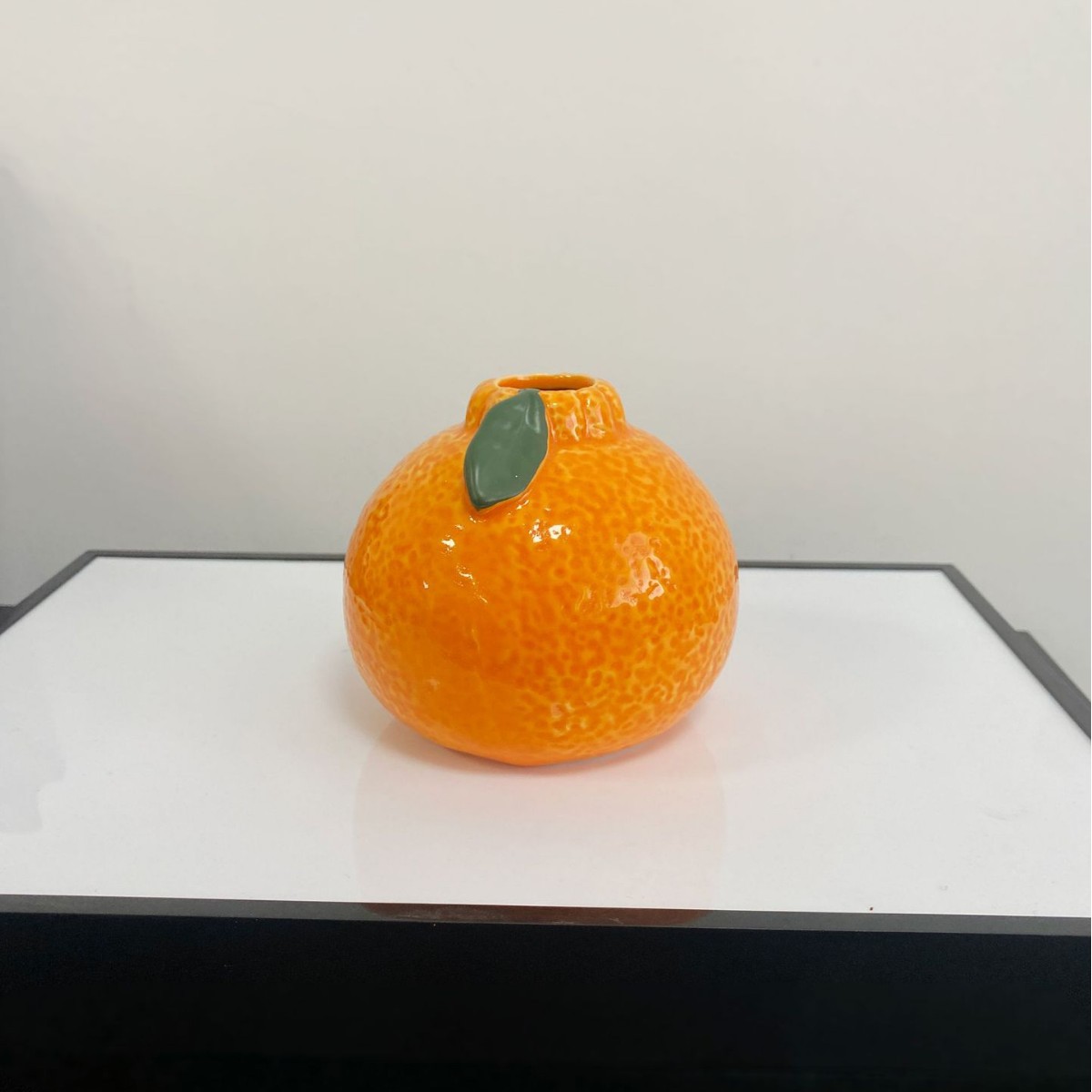 주황색 꽃병
