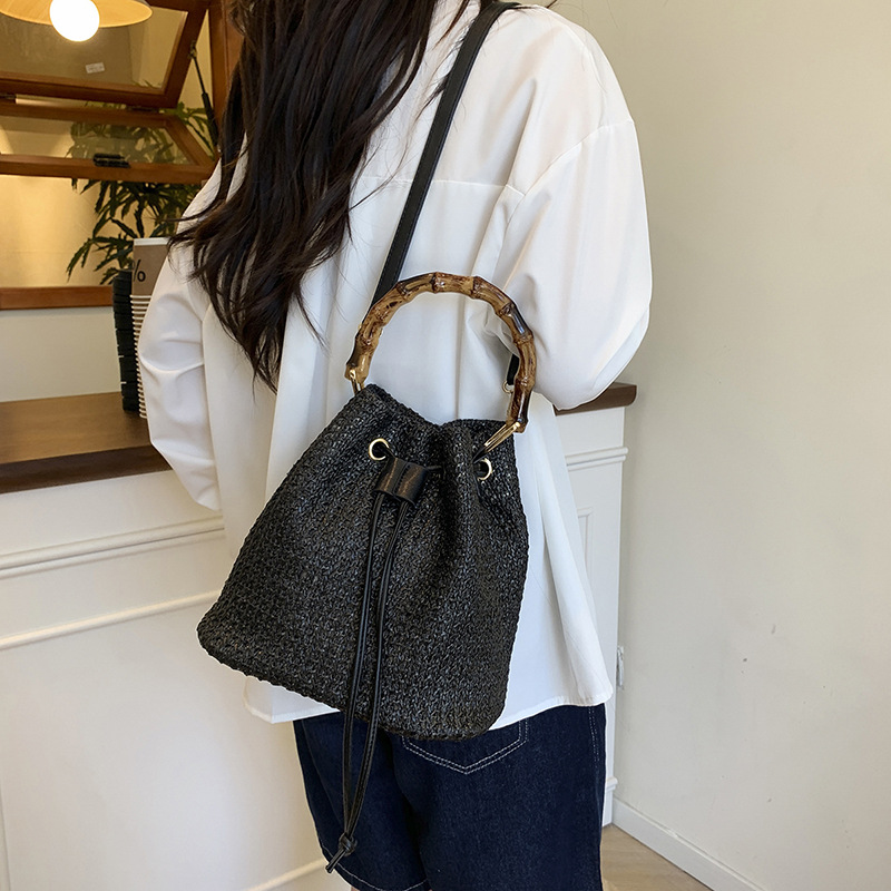 Bolso de cubo de vacaciones junto al mar 2025 nuevo bolso de bambú bolso de hombro de color de contraste tejido de paja bolso de mensajero para mujer de playa