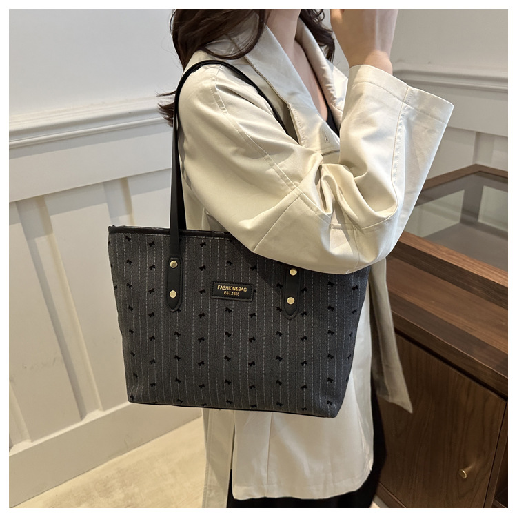 Fashionable large-capacity tote bag for women, new autumn 2024 collection, casual retro single-shoulder bag, commuter handbag, cross-border bag undefined