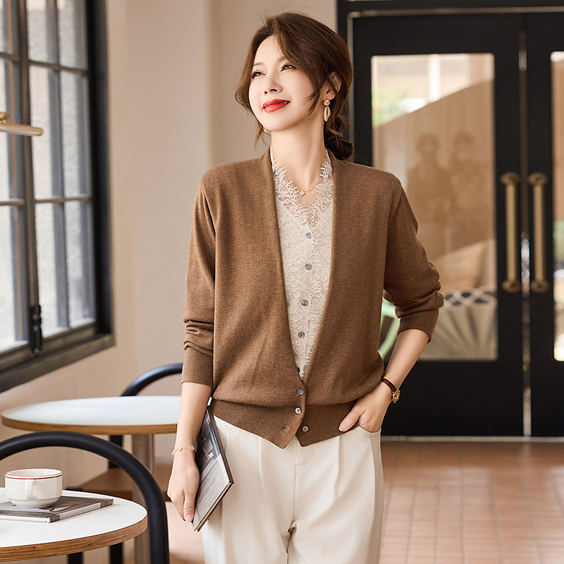 中年妈妈春装针织毛衣开衫拼接小衫2025新款中老年女洋气打底上衣|undefined