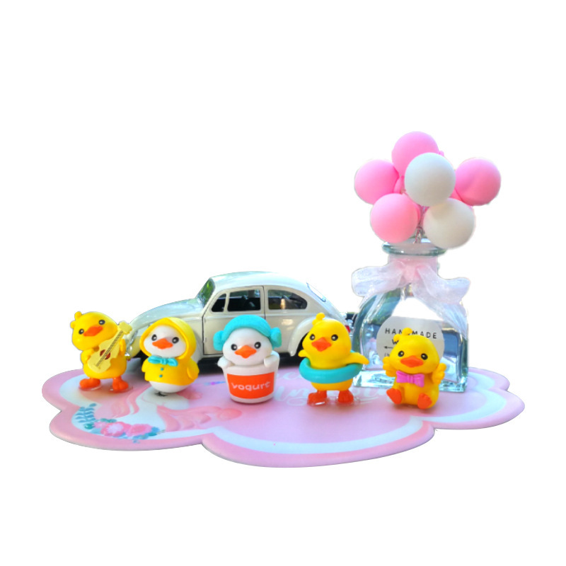 Nuevo adorno de coche creativo rojo neto dibujos animados pequeño pato amarillo adorno de coche consola central lindo lindo pato recto