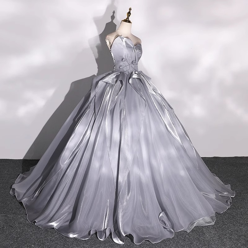 Fiesta anual de banquetes de diseño de lujo de temperamento de alta gama interpretación de piano de temperamento de alta gama anfitrión prueba de arte vestido de noche