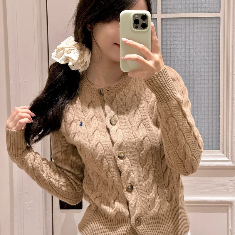 High-quality, loose-fitting, round-neck, long-sleeved, classic solid-color, fashionable, and subtly alluring knit top for women High-quality, loose-fitting, round-neck, long-sleeved, classic solid-color, fashionable, and subtly alluring knit top for women